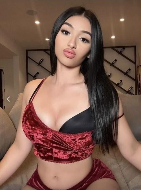 ayelenn model naked photo