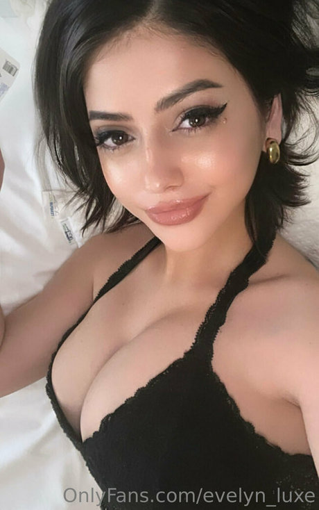 evelyn luxe Profile pic
