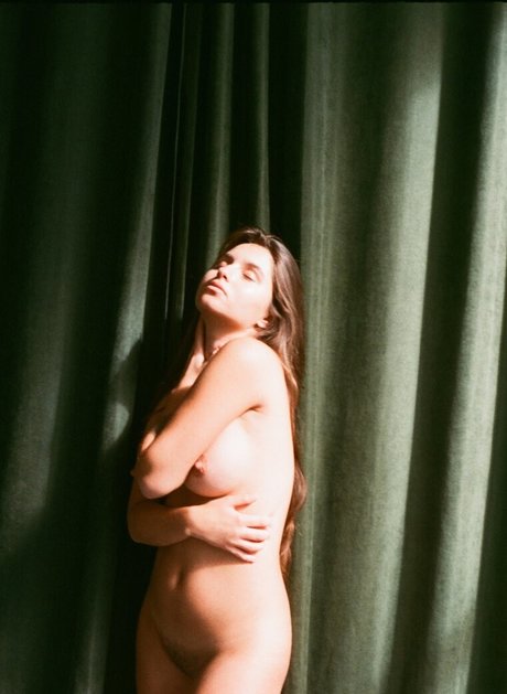 Avrelia Amaris pretty actress photos