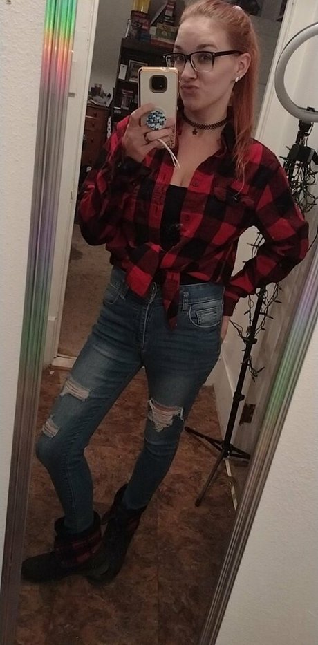 Feline Anchor sexy actress photos