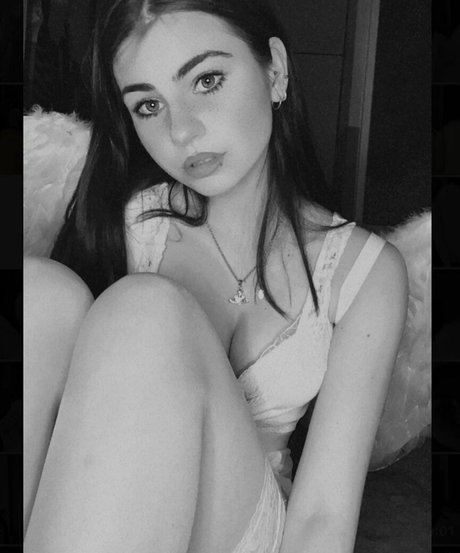 skyepastapins sexy pornstar photo