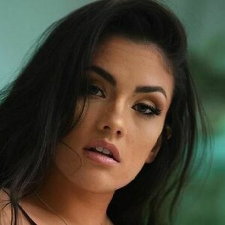 zoogirlq nude model pic