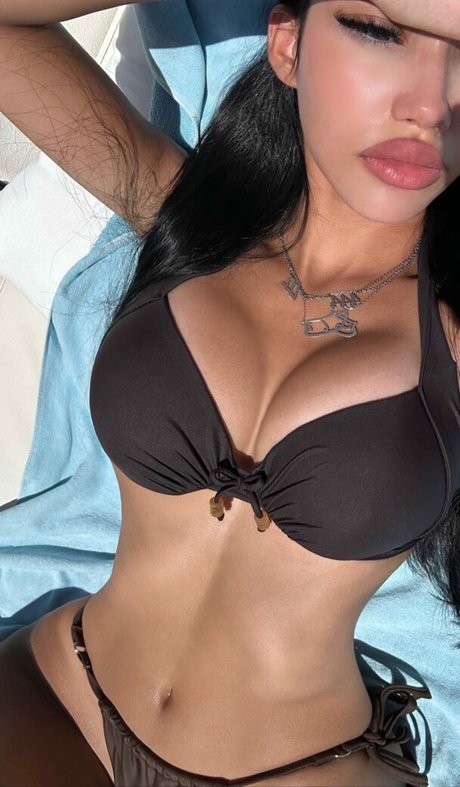 Naribnb hot model pic