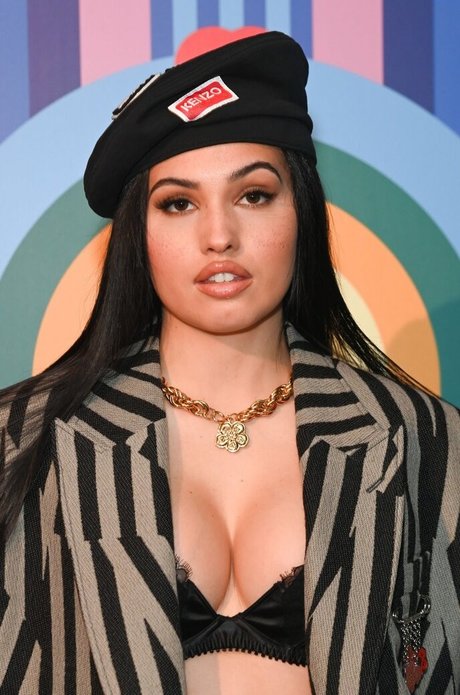 Mabel McVey sexy pornstar pictures