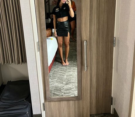 kylienelson nude actress photo