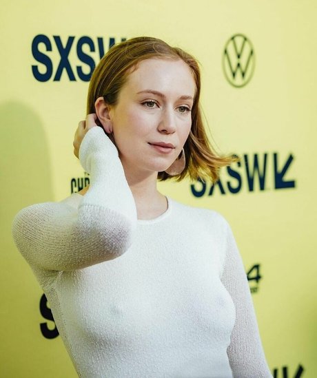 Hannah Einbinder sex actress img