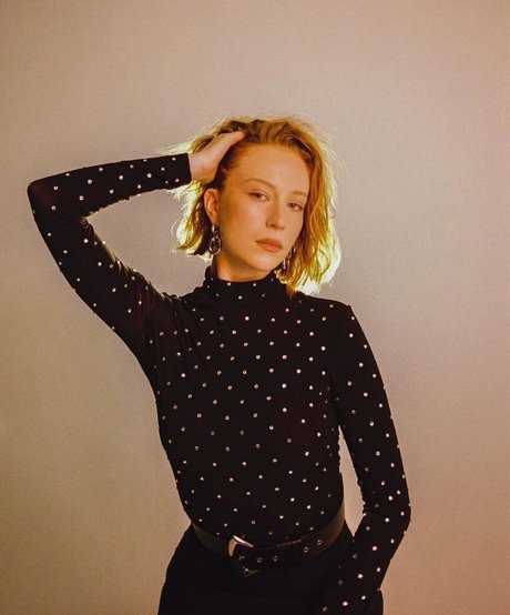 Hannah Einbinder art actress img