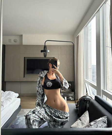 Alina garage perfect model pic