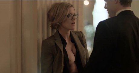 Kathleen Robertson model nude photo