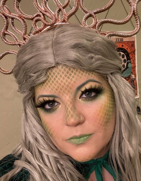 queen of spades model hot photos