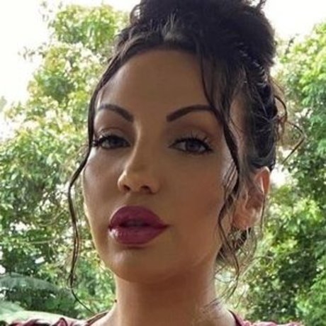 Crueltyfreecurves hot pornstar pic