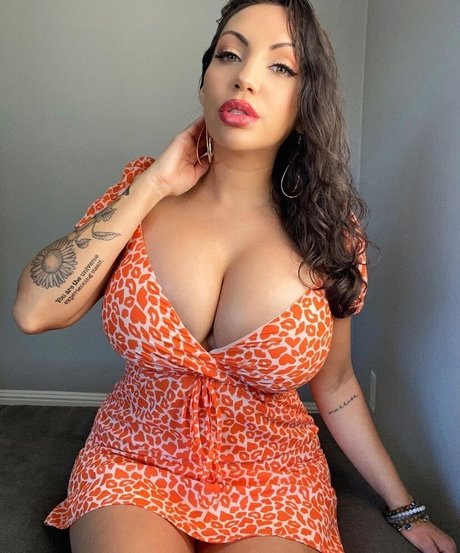 Crueltyfreecurves model pretty picture