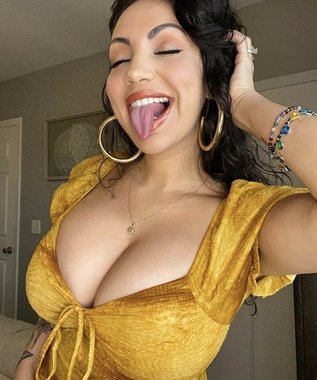 Crueltyfreecurves model porn pictures