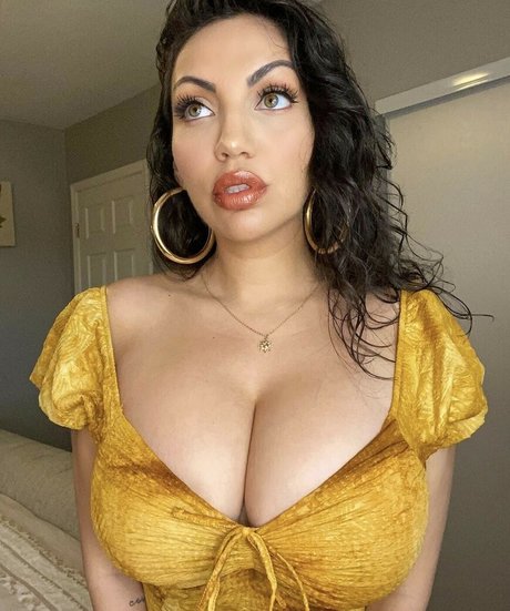 Crueltyfreecurves star nude picture