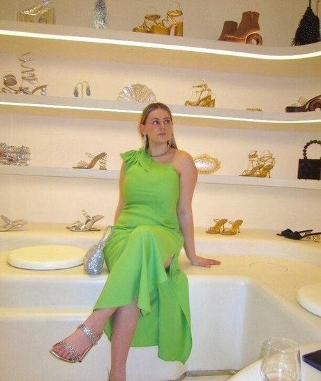 Emspensiveemily model naked pics