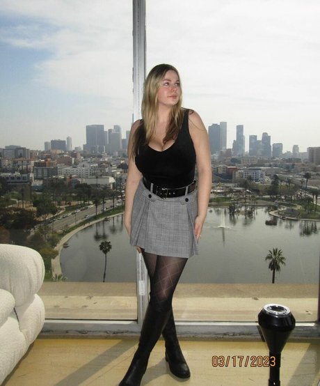 Emspensiveemily naked pornstar image