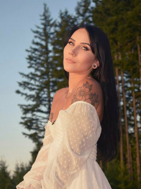 tully banks exclusive actress pics