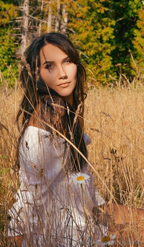 tully banks model sexy img