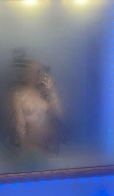 saltysavanna03 naked model photo