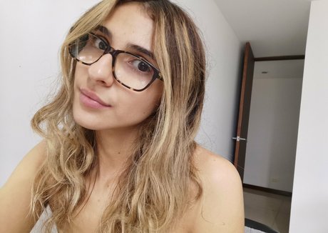 xperteaseing naked star pic