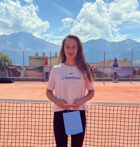 Zeynep Sonmez pretty actress photos