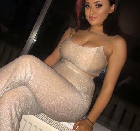 BustyMia E star free pics