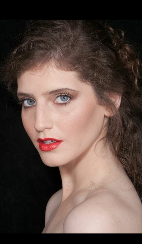 Moria Akons art model images