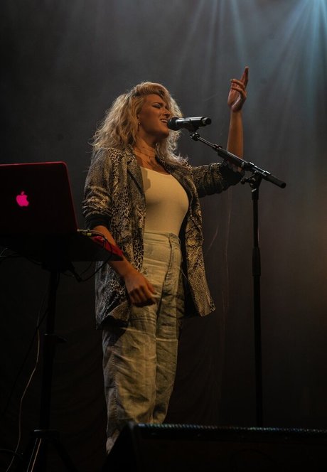 Tori Kelly perfect star galleries