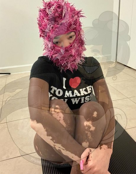 Curiousiteaaa naked model image