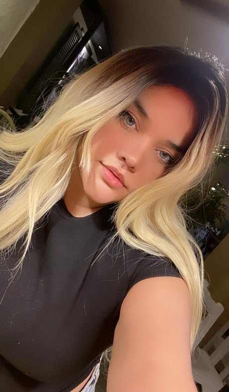 Honeygiri pornstar pretty pic