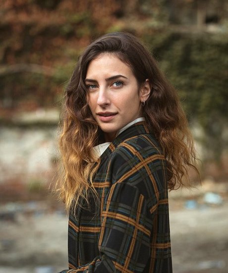 Hazar Motan art star gallery