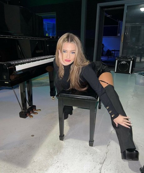 Mae Welsch erotic pornstar images