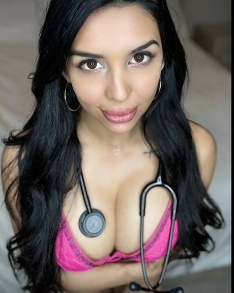 camilavalentinaxo art model pic