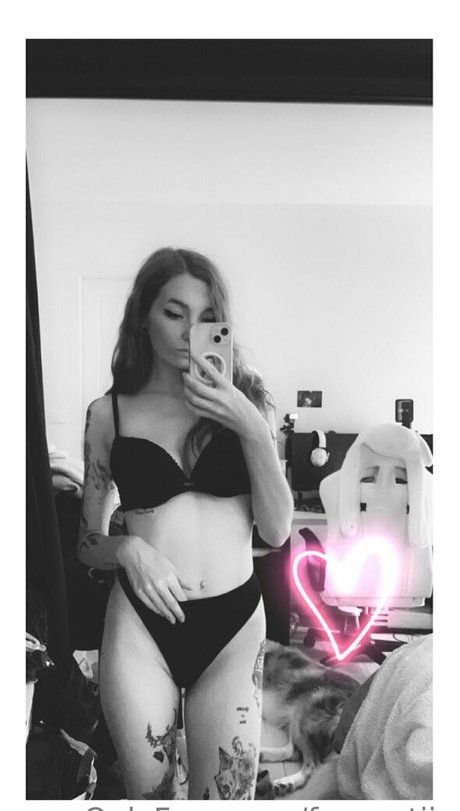 Foxycutiie erotic model photos