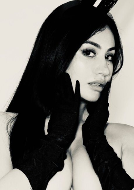 Tiar Simonis hot star photos