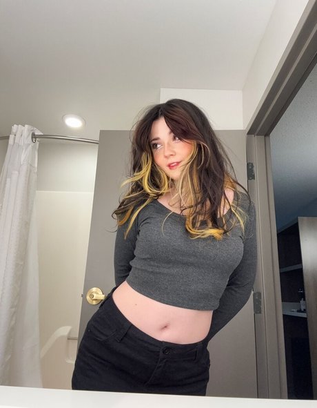 Itsbootz model naked photo