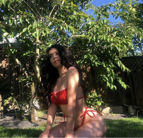 LylyannaJadee erotic model picture