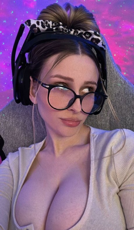 Cobyymj exclusive model picture