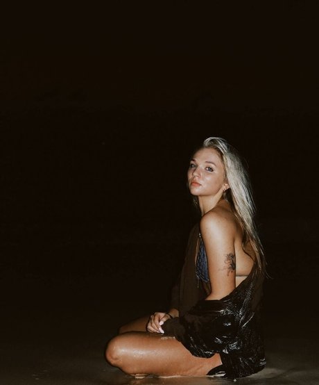 Julia Hart sexy actress galleries