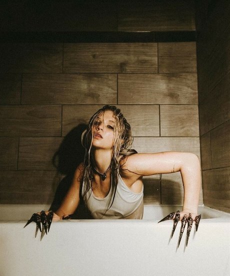 Julia Hart xxx model images