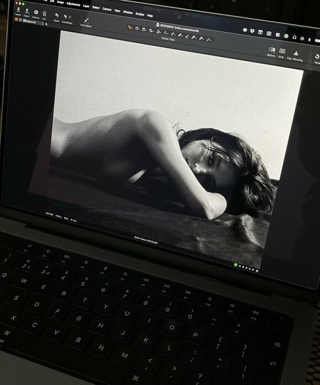 Zaina Sarah art model pic