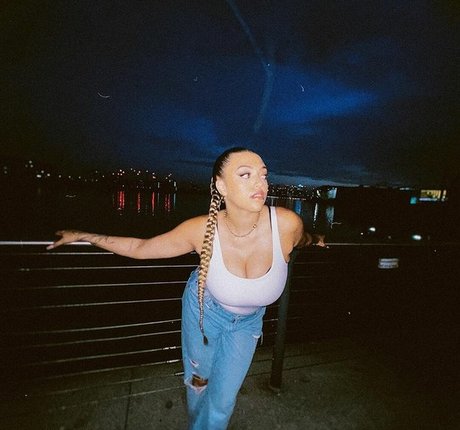 Mahalia perfect actress img