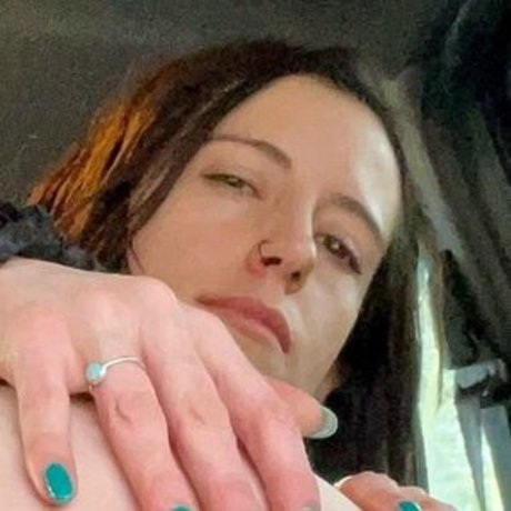 shakicast model hot image