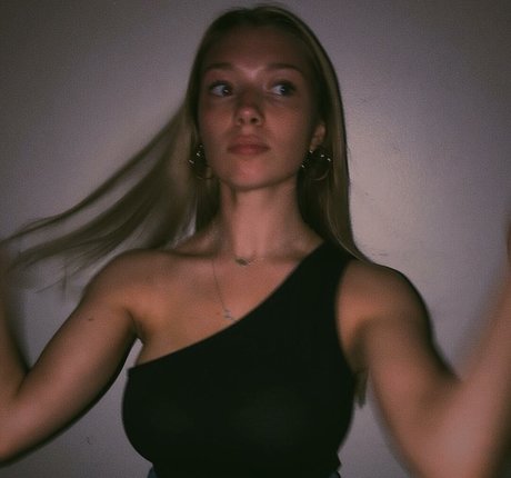 Sara Brooks exclusive model image