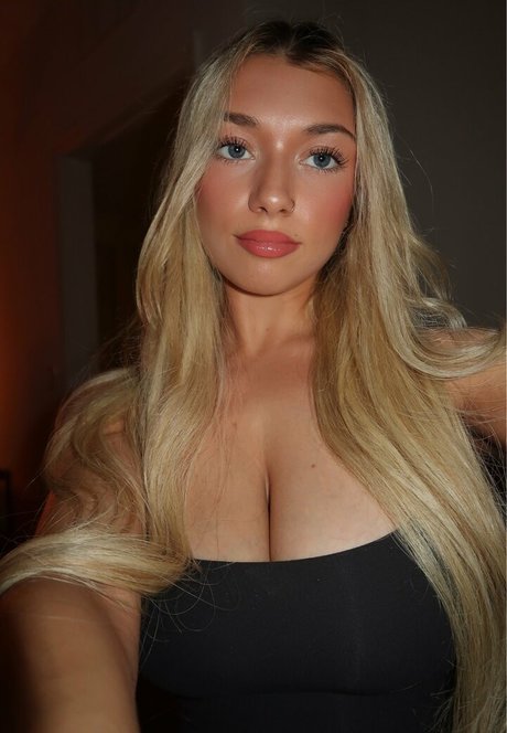 Sara Brooks star art pics