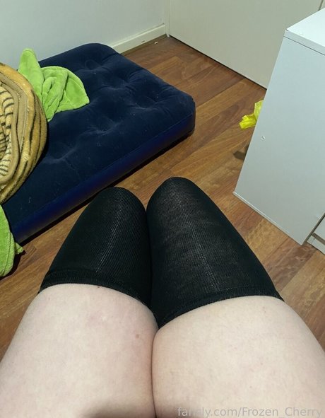 Frozen Cherry nude model photos