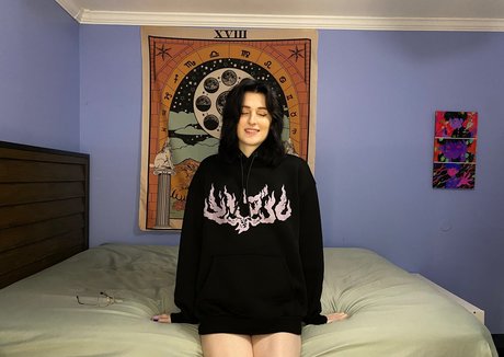 AnnieDro star naked img