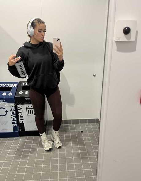 Hol Grace adult model photo