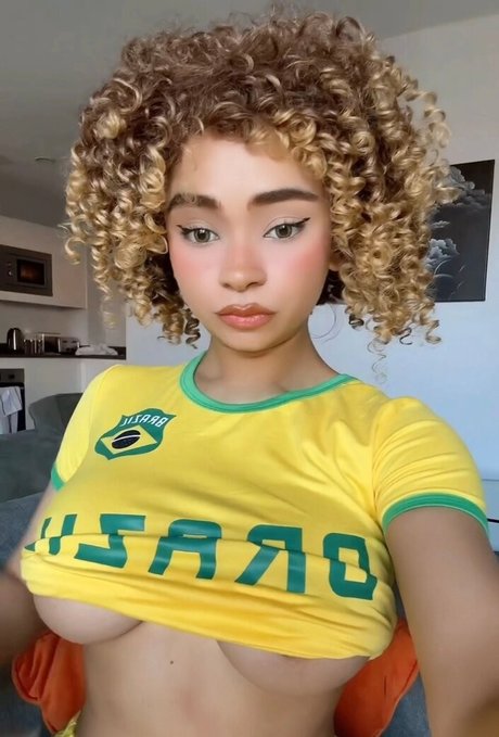 KiaraPeachy top model img