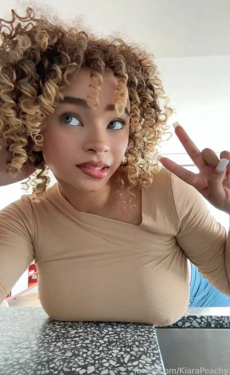 KiaraPeachy star beautiful photo